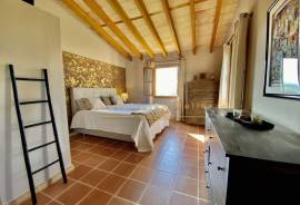 Fantastic property with 2 fincas in beautiful location and a vacation rental license for 12 people near Manacor