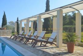 Fantastic property with 2 fincas in beautiful location and a vacation rental license for 12 people near Manacor