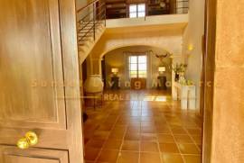Fantastic property with 2 fincas in beautiful location and a vacation rental license for 12 people near Manacor