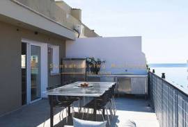 Modernes Penthouse mit wundervoller Dachterrasse und seitlichem Meerblick