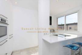 Modernes Penthouse mit wundervoller Dachterrasse und seitlichem Meerblick