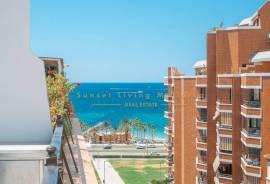 Modernes Penthouse mit wundervoller Dachterrasse und seitlichem Meerblick